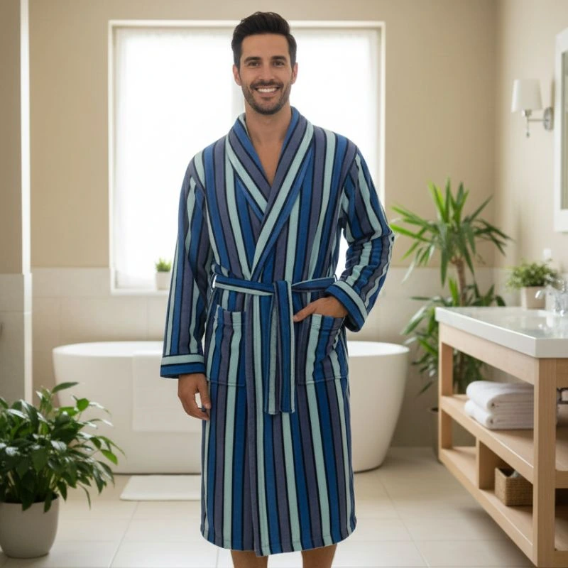 Hombre sonriente con Albornoz rayas terciopelo - Algodonea Textil hogar de Portugal