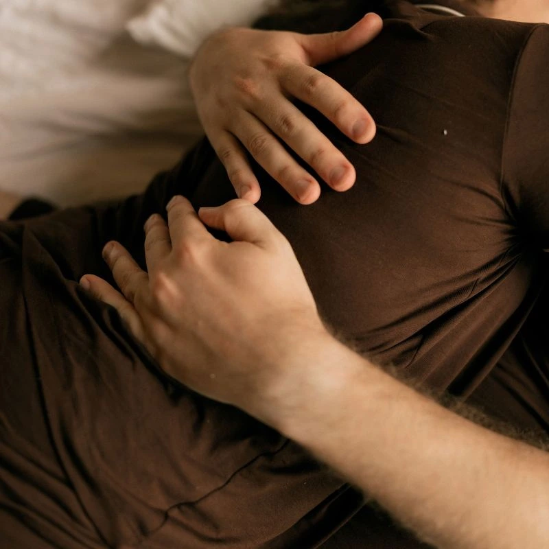 abrazo en la cama - Algodonea